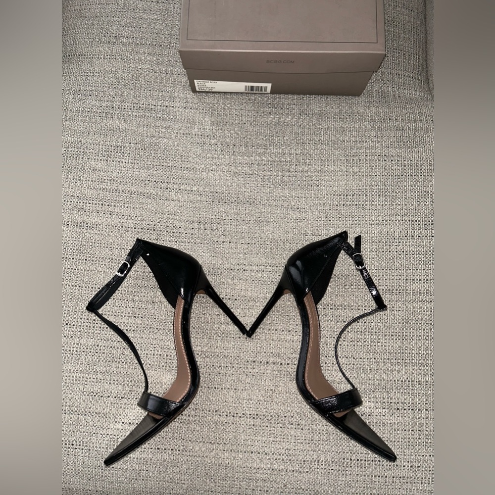 BCBG MAX AZRIA “DANIELLE RODI” T STRAP HEEL - Picture 6 of 8